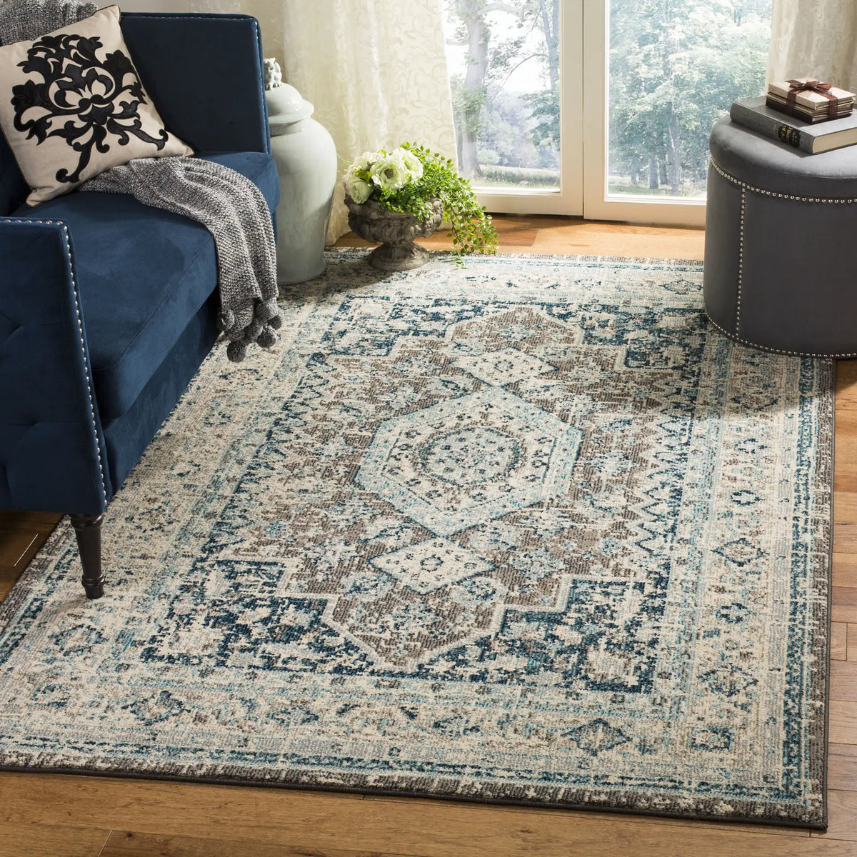 Safavieh Phoenix 100 4'-0" x 6'-0" Rug in Grey / Blue