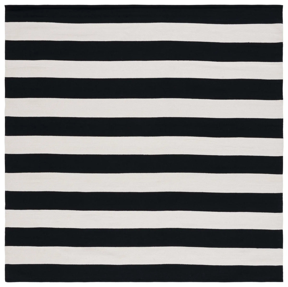 Safavieh Montauk 7'-0" x 7'-0" Rug in Black / Ivory