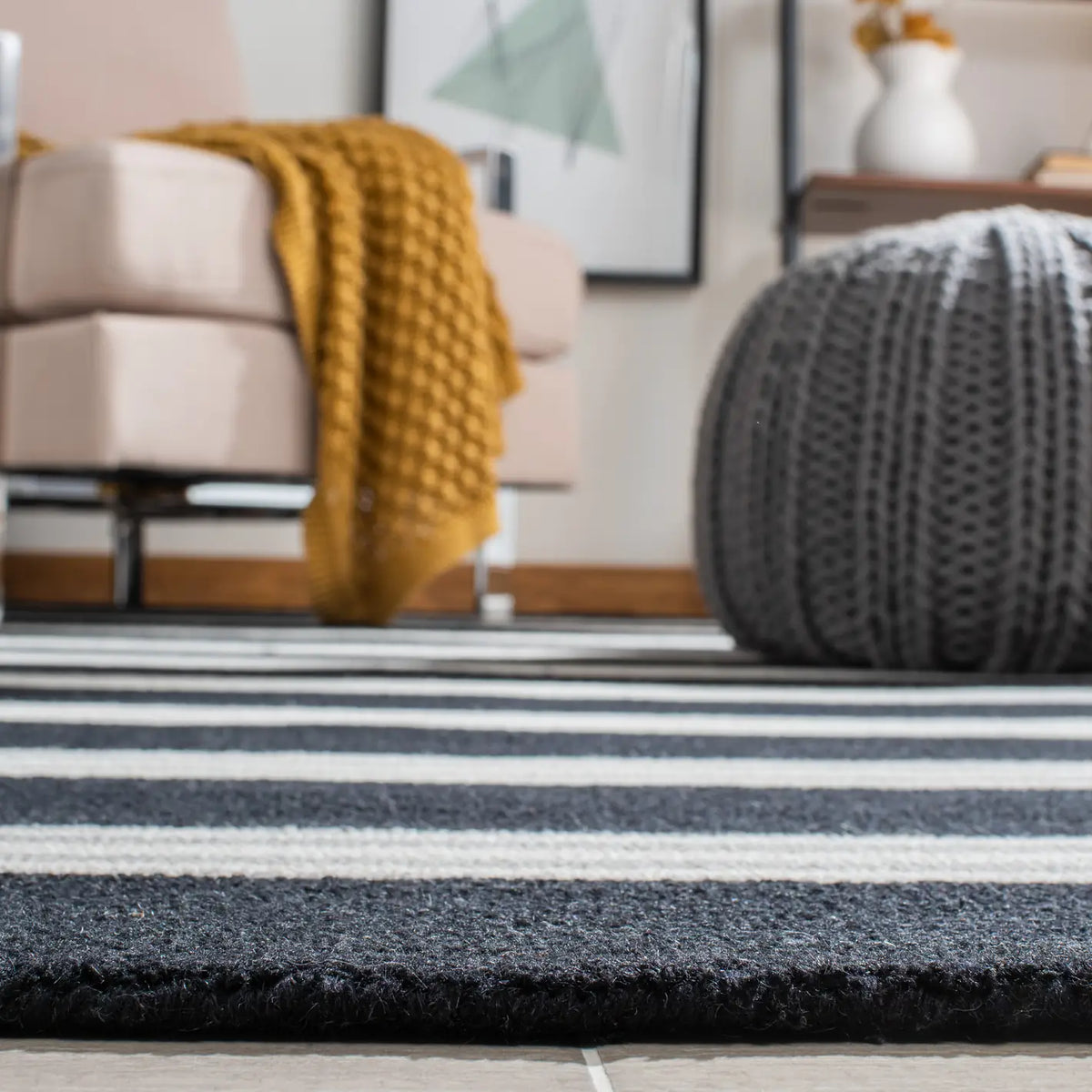 Safavieh Metro 4'-0" x 6'-0" Rug in Black / Ivory