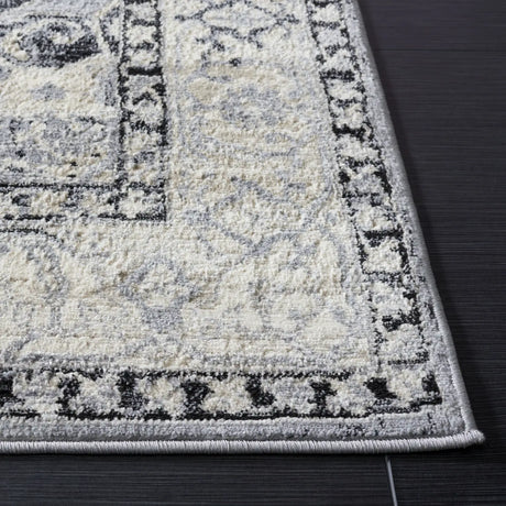 Safavieh Brentwood 4'-0" x 6'-0" Rug in Silver / Black
