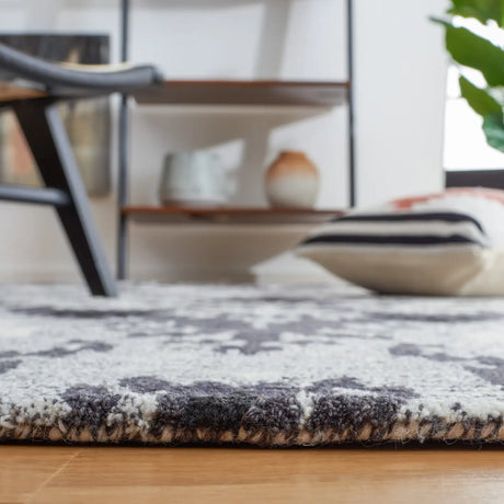 Safavieh Ikat 4'-0" x 6'-0" Rug in Grey / Black