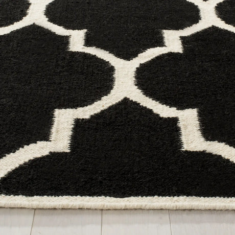 Safavieh Dhurries 4'-0" x 6'-0" Rug in Black / Ivory