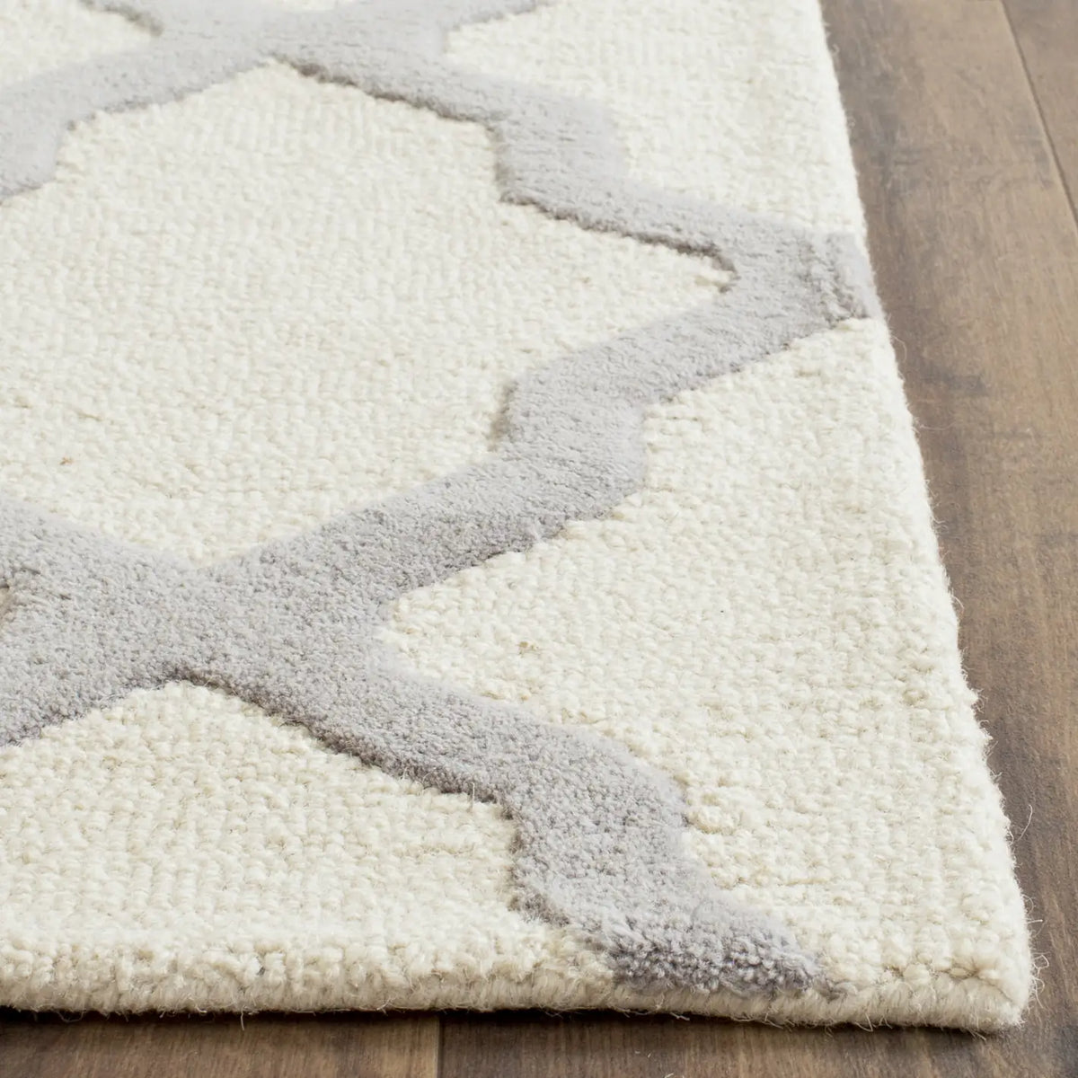 Safavieh Cambridge 2'-6" x 8'-0" Rug in Ivory / Silver