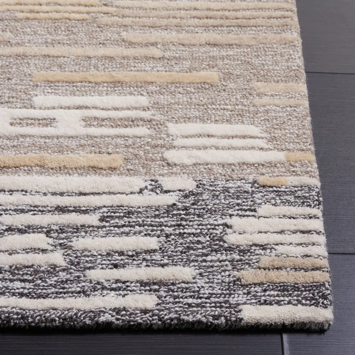 Safavieh Fifth Avenue 4'-0" x 6'-0" Rug in Natural / Beige