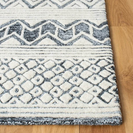 Safavieh Roslyn 4'-0" x 6'-0" Rug in Black / Ivory