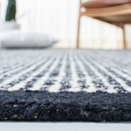 Safavieh Metro 4'-0" x 6'-0" Rug in Ivory / Black