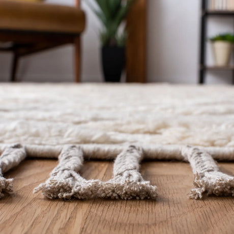 Safavieh Casablanca 6'-0" x 9'-0" Rug in Ivory
