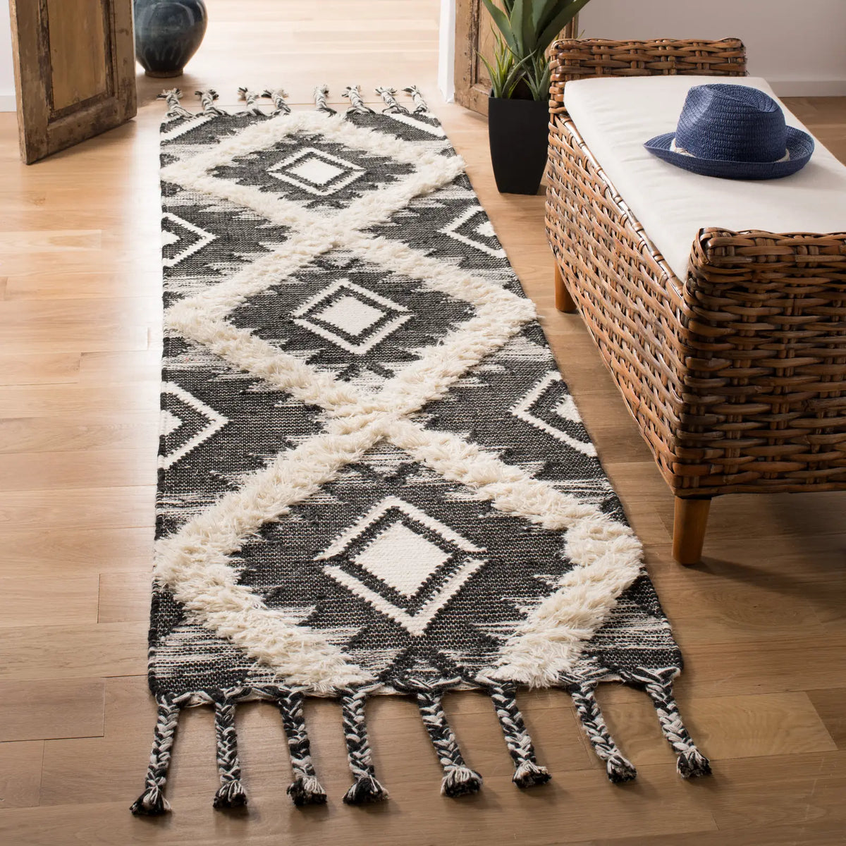 Safavieh Kenya 2'-3" x 8'-0" Rug in Black / Ivory