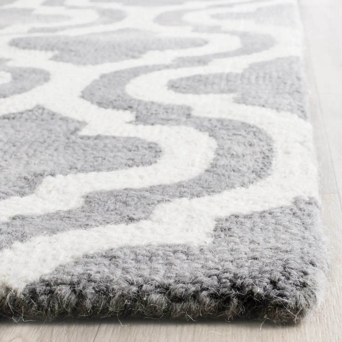 Safavieh Dip Dye 2'-3" x 8'-0" Rug in Grey / Ivory