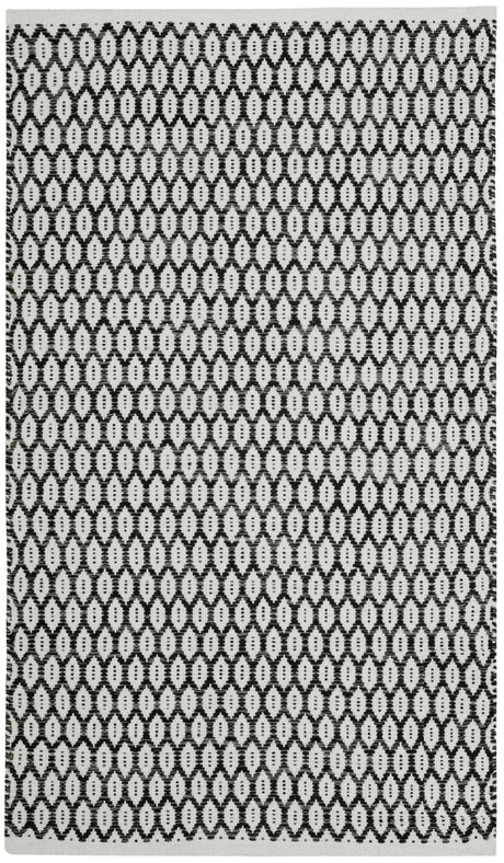 Safavieh Montauk 2'-3" x 3'-9" Rug in Black / Ivory