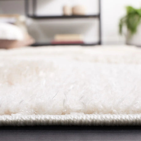 Safavieh Norway 4'-0" x 6'-0" Rug in Beige / Ivory