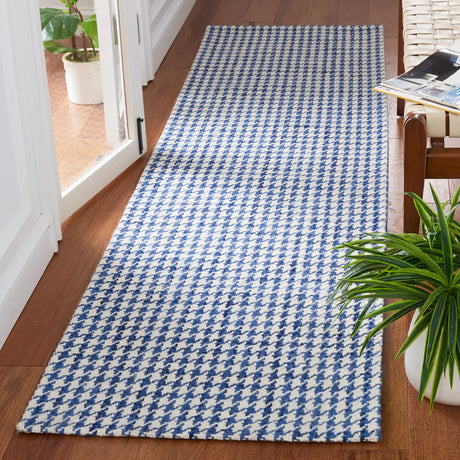 Safavieh Marbella 2'-3" x 7'-0" Rug in Navy / Ivory