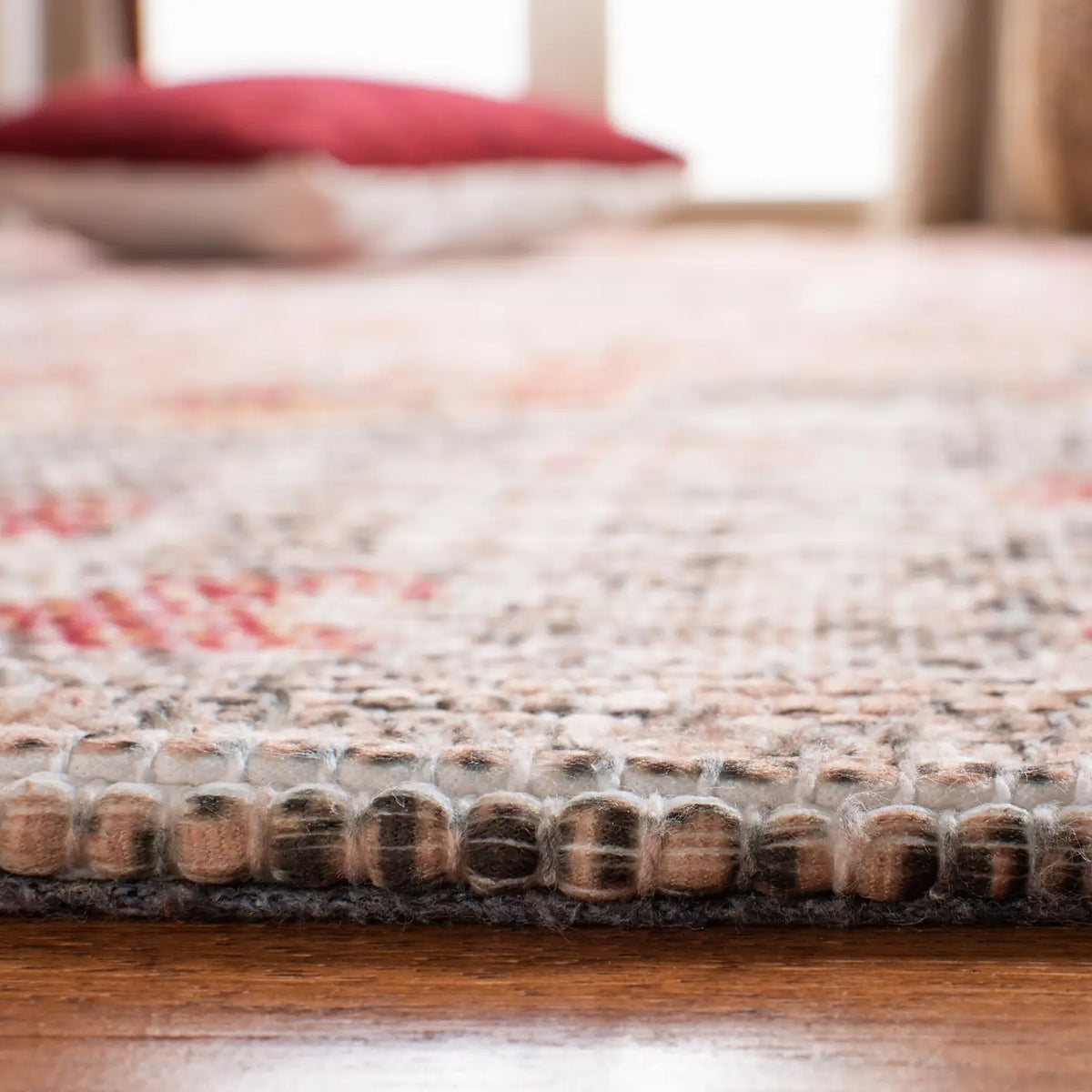 Safavieh Saffron 4'-0" x 6'-0" Rug in Beige / Red