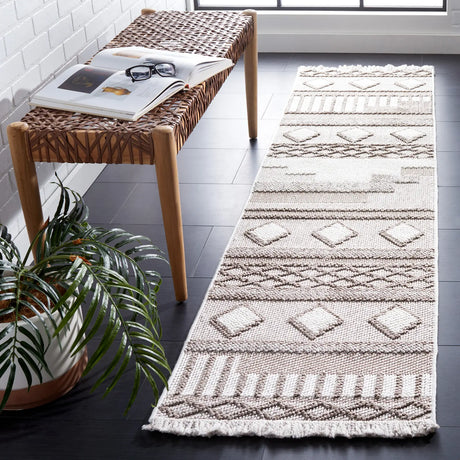 Safavieh Lotus 2'-0" x 8'-0" Rug in Ivory / Beige