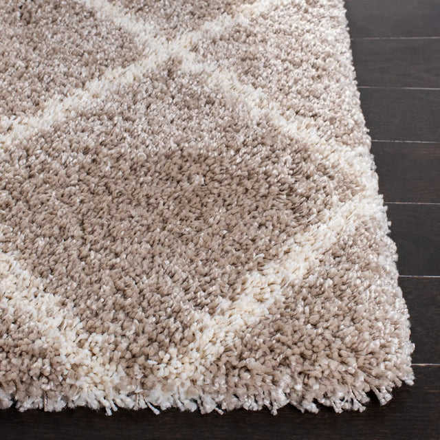 Safavieh Hudson Shag 4'-0" x 6'-0" Rug in Beige / Ivory