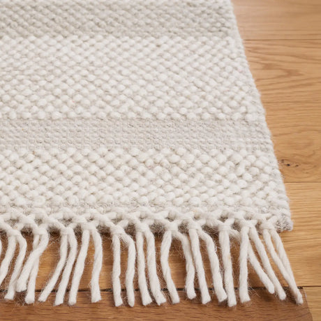 Safavieh Natura 4'-0" x 6'-0" Rug in Ivory / Silver