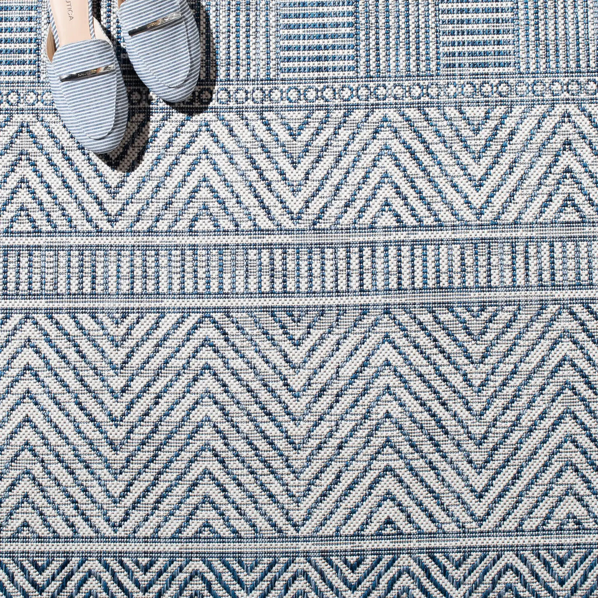 Safavieh Courtyard 4'-0" x 5'-7" Rug in Ivory / Navy