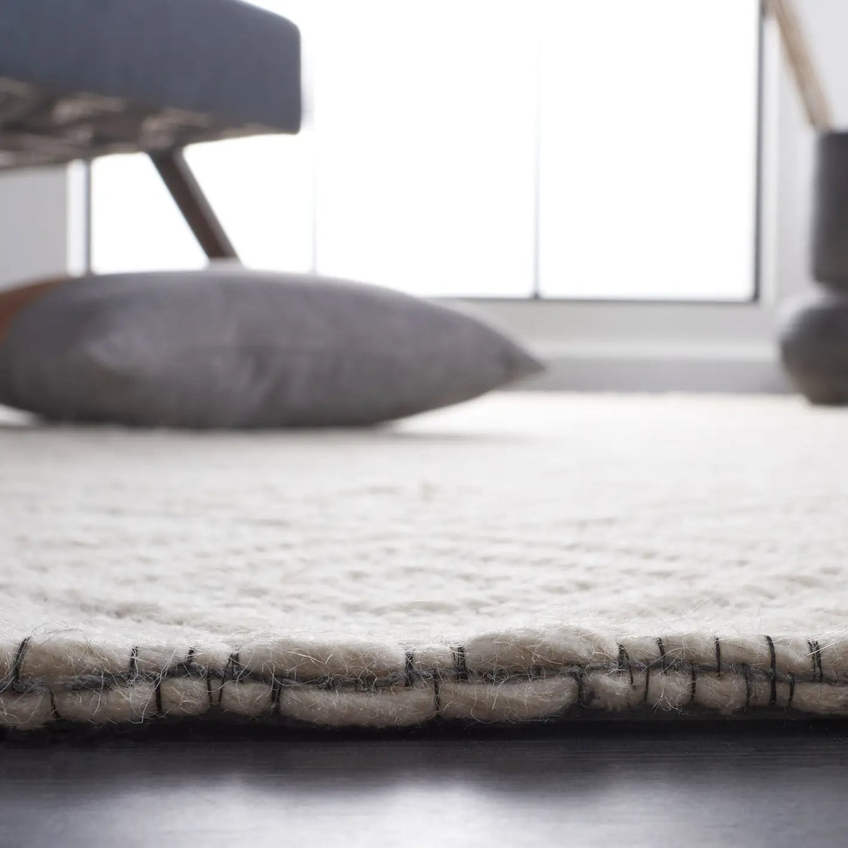 Safavieh Marbella 4'-0" x 6'-0" Rug in Ivory / Black