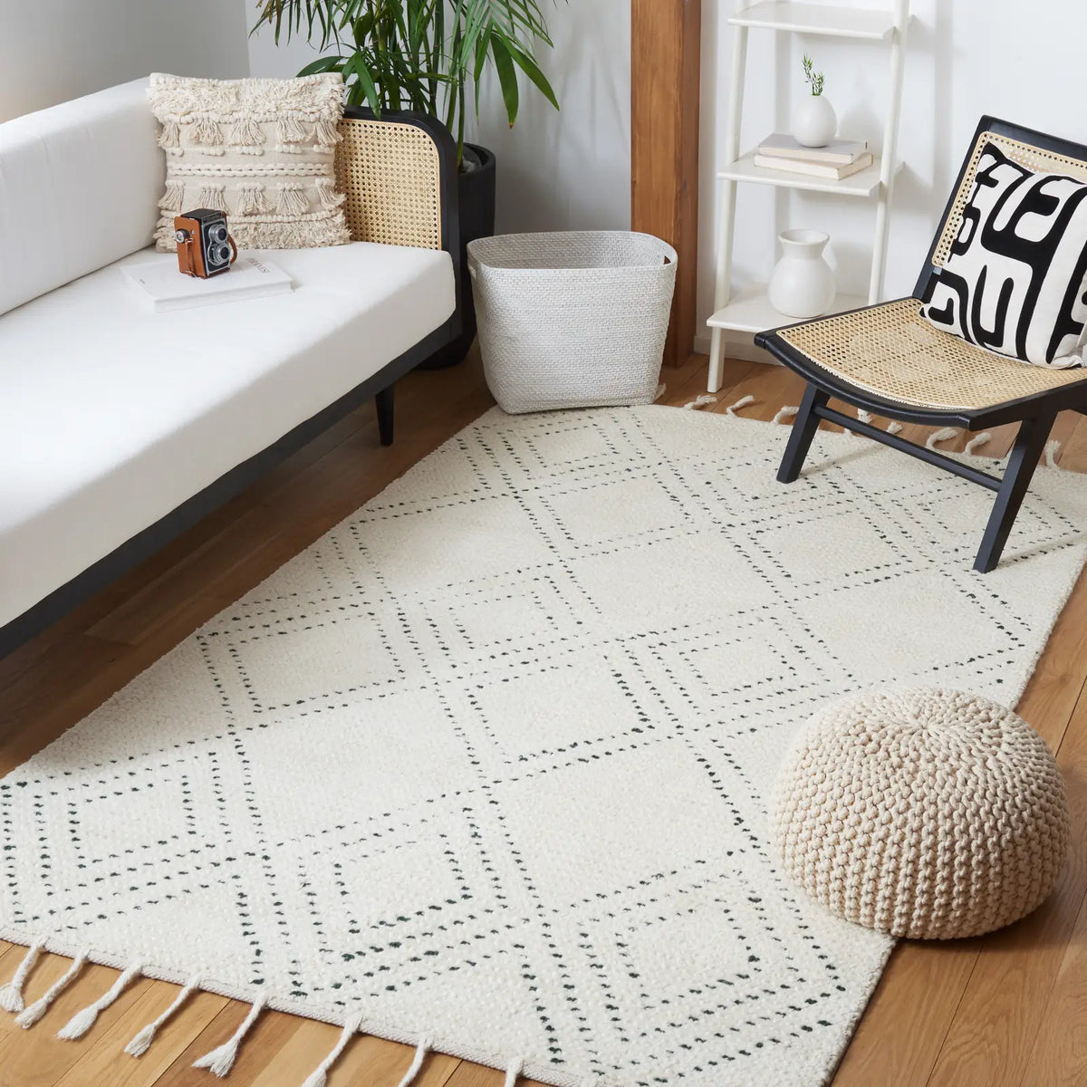 Safavieh Casablanca 4'-0" x 6'-0" Rug in Ivory / Green