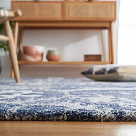 Safavieh Ikat 4'-0" x 6'-0" Rug in Blue / Ivory