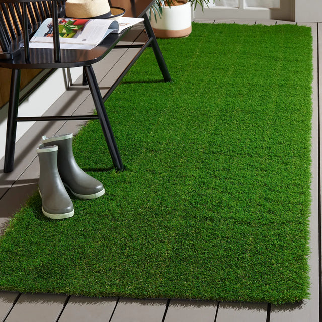Safavieh Turf 3'-3" x 10'-0" Rug in Green