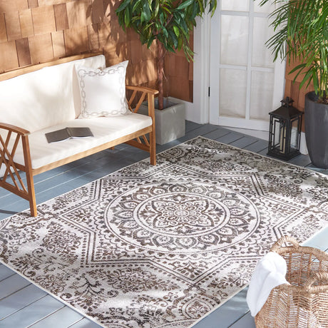 Safavieh Havana 4'-5" x 6'-5" Rug in Light Brown / Black