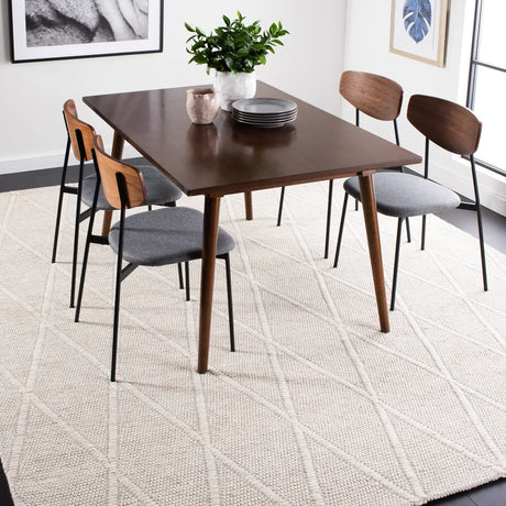 Safavieh Marbella 6'-0" x 9'-0" Rug in Ivory