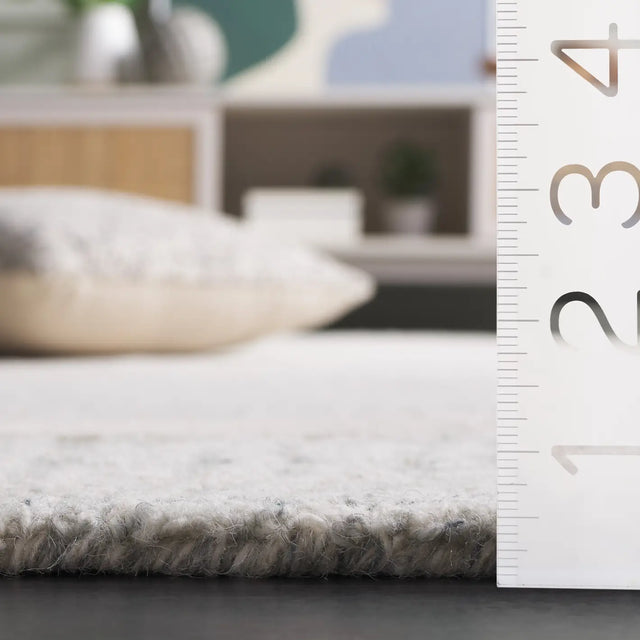 Safavieh Pine 4'-0" x 6'-0" Rug in Grey / Ivory
