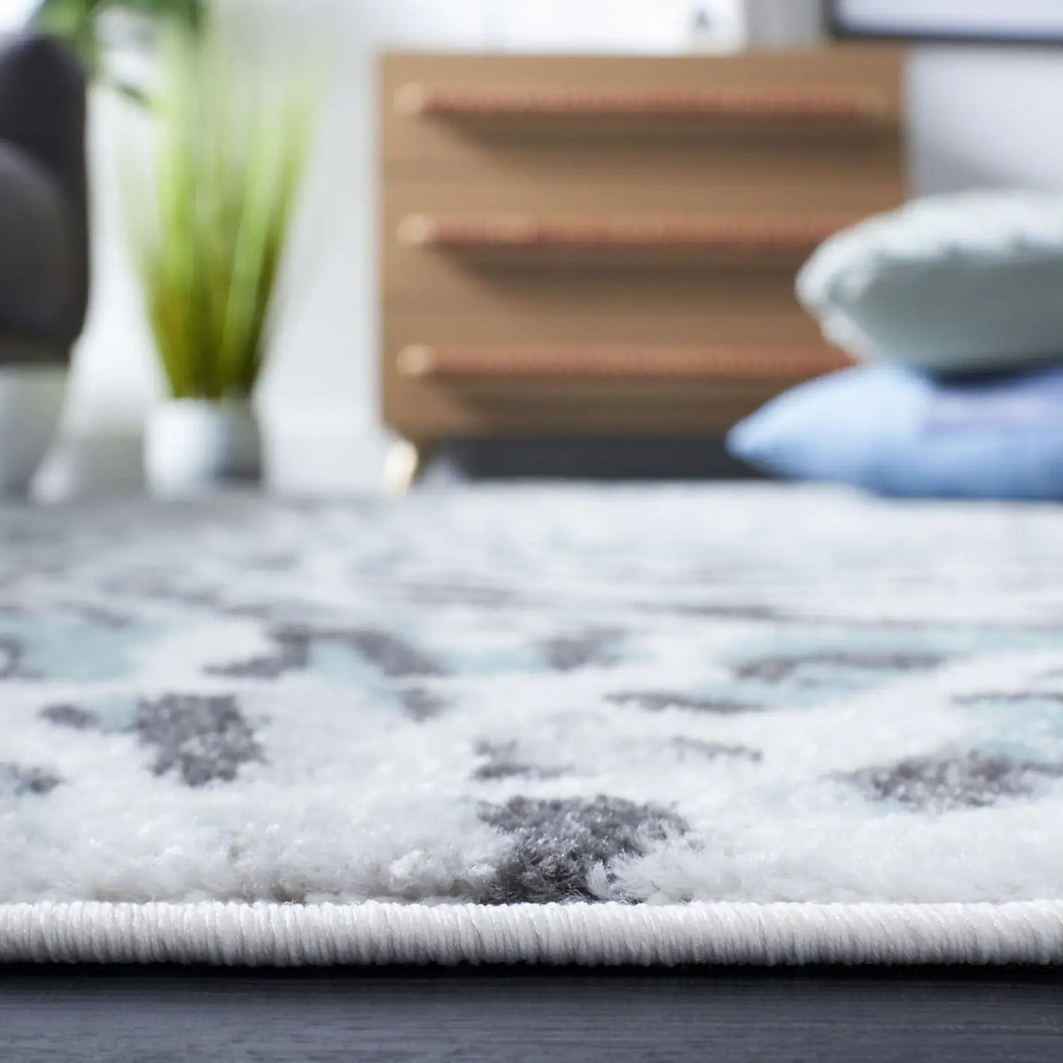 Safavieh Amsterdam 4'-0" x 6'-0" Rug in Ivory / Teal