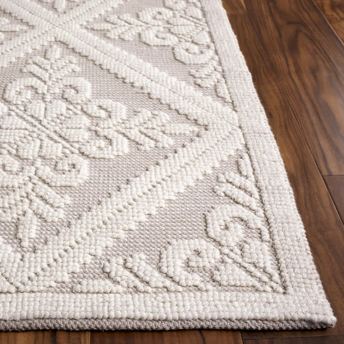 Safavieh Vermont 4'-0" x 6'-0" Rug in Ivory