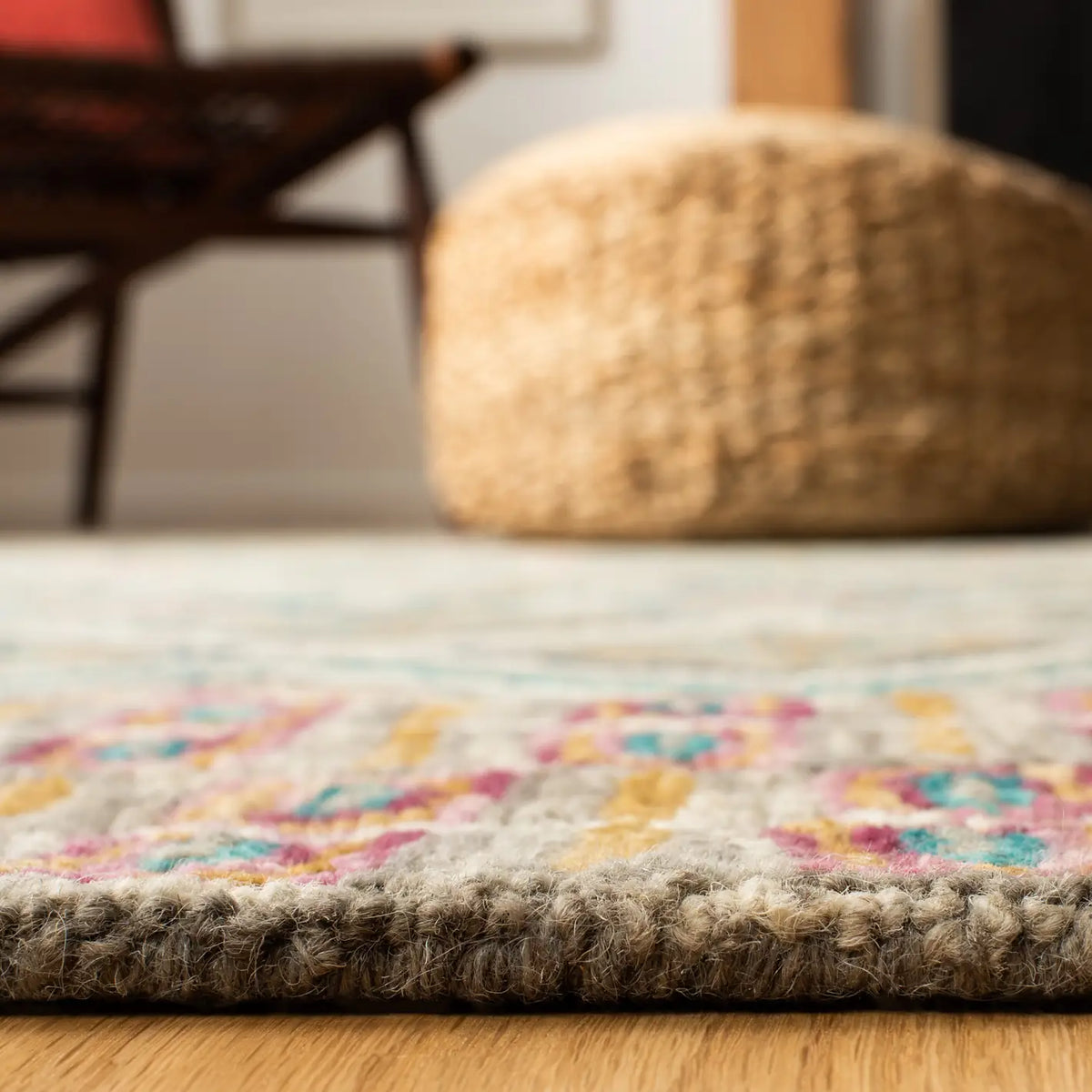 Safavieh Aspen 4'-0" x 6'-0" Rug in Green / Red