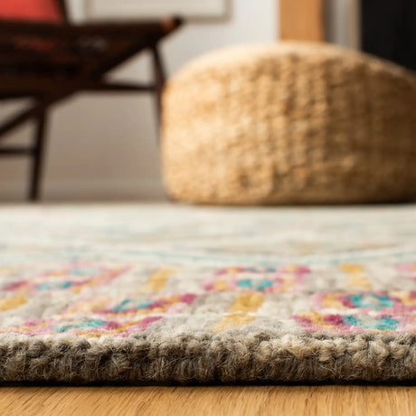 Safavieh Aspen 4'-0" x 6'-0" Rug in Green / Red