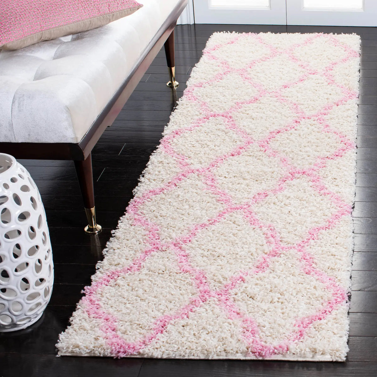 Safavieh Sgd-Dallas Shag 2'-3" x 10'-0" Rug in Ivory / Light Pink