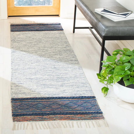 Safavieh Montauk 2'-3" x 7'-0" Rug in Navy / Beige