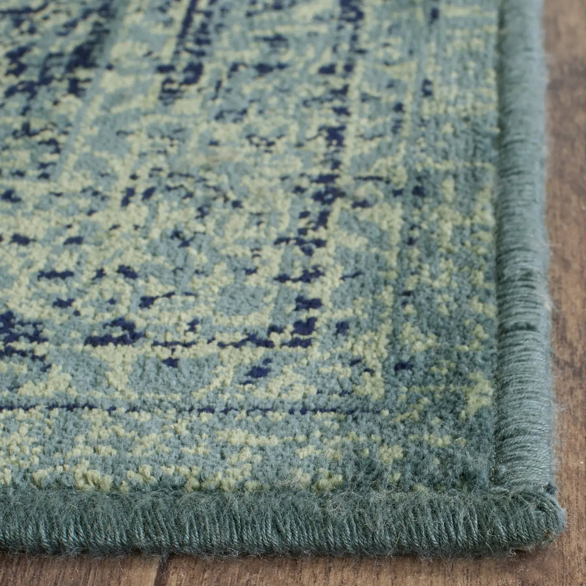 Safavieh Vintage 4'-0" x 5'-7" Rug in Turquoise / Multi
