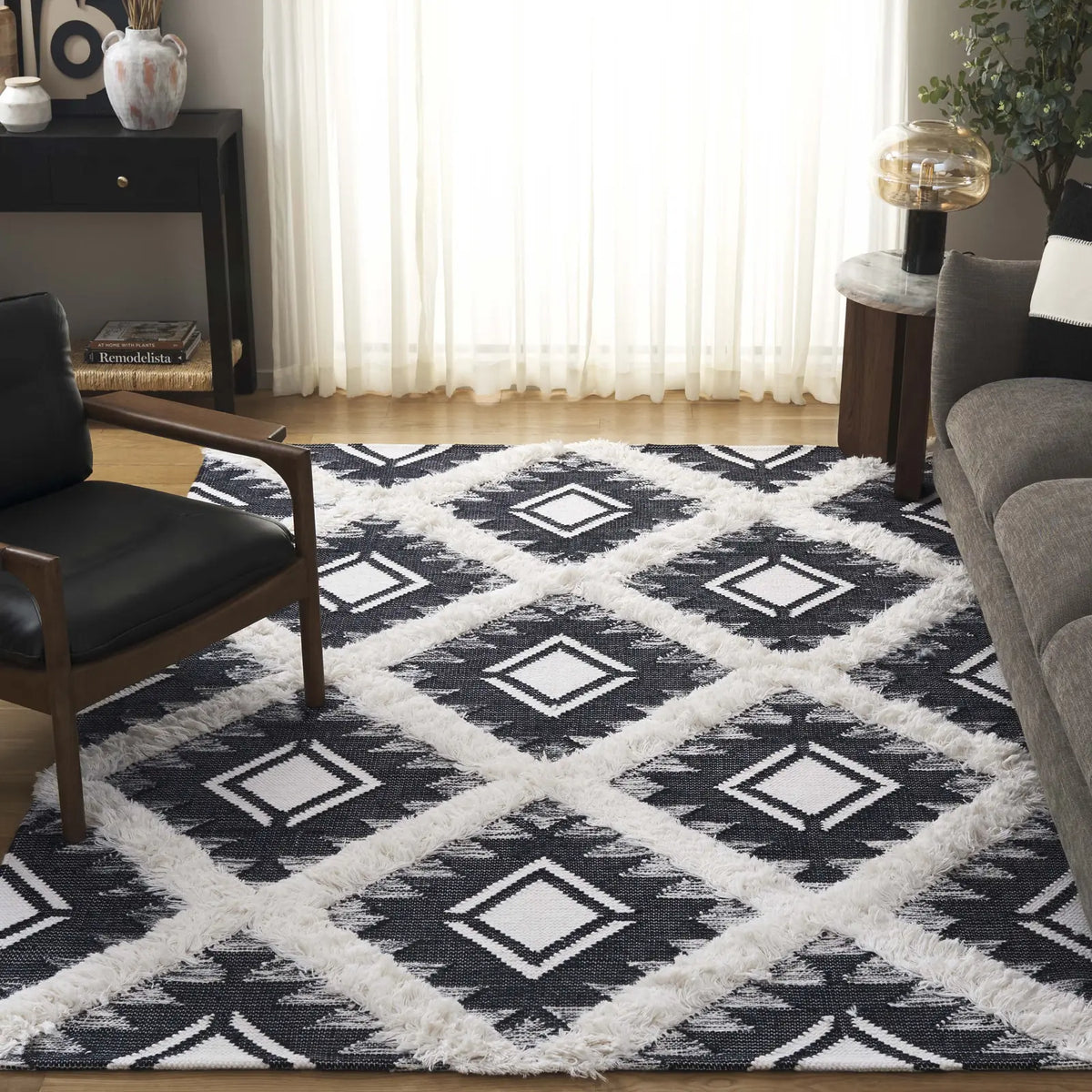 Safavieh Kenya 6'-0" x 9'-0" Rug in Black / Ivory