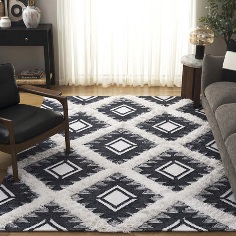 Safavieh Kenya 6'-0" x 9'-0" Rug in Black / Ivory