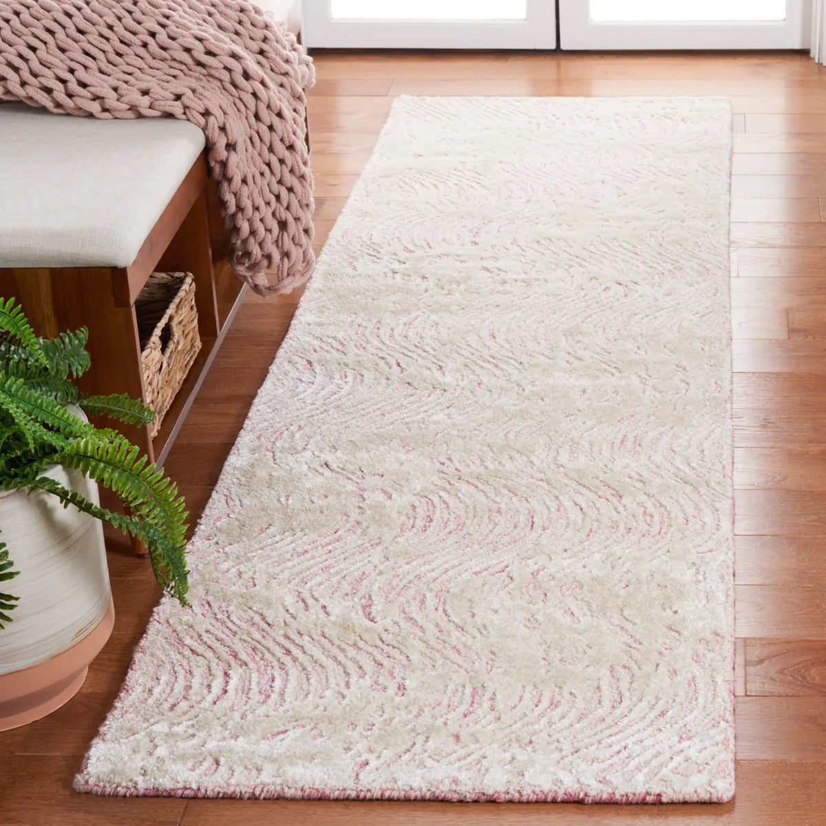 Safavieh Glamour 2'-3" x 8'-0" Rug in Pink / Ivory