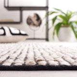 Safavieh Natura 4'-0" x 6'-0" Rug in Black / Ivory
