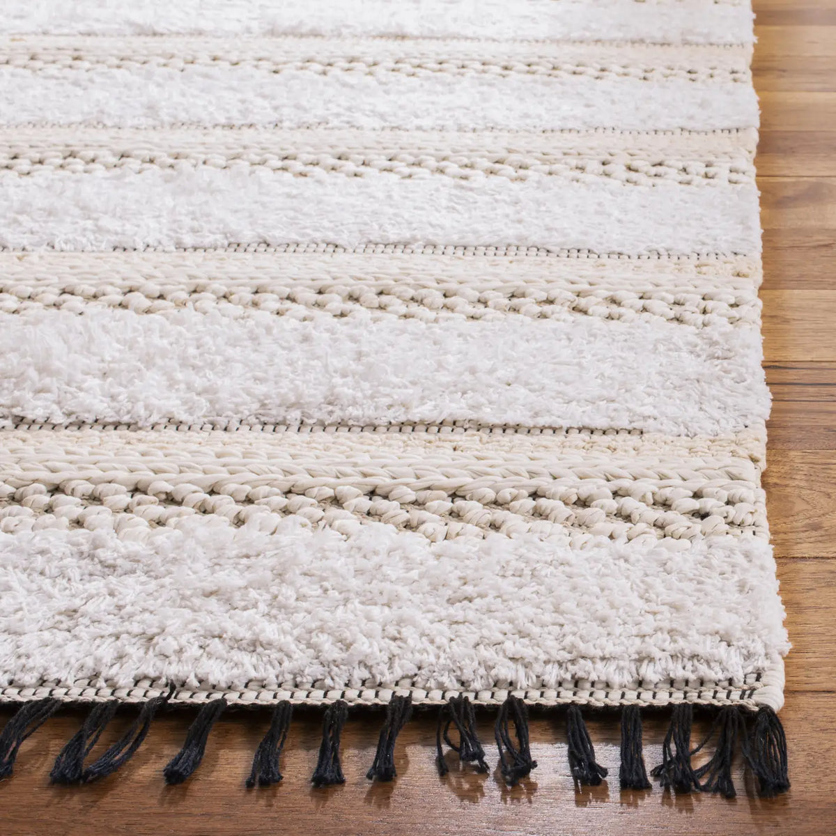 Safavieh Boston 4'-0" x 6'-0" Rug in Ivory / Beige