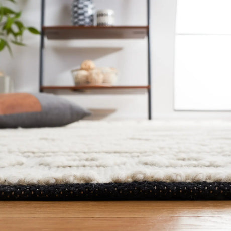 Safavieh Natura 4'-0" x 6'-0" Rug in Black / Ivory