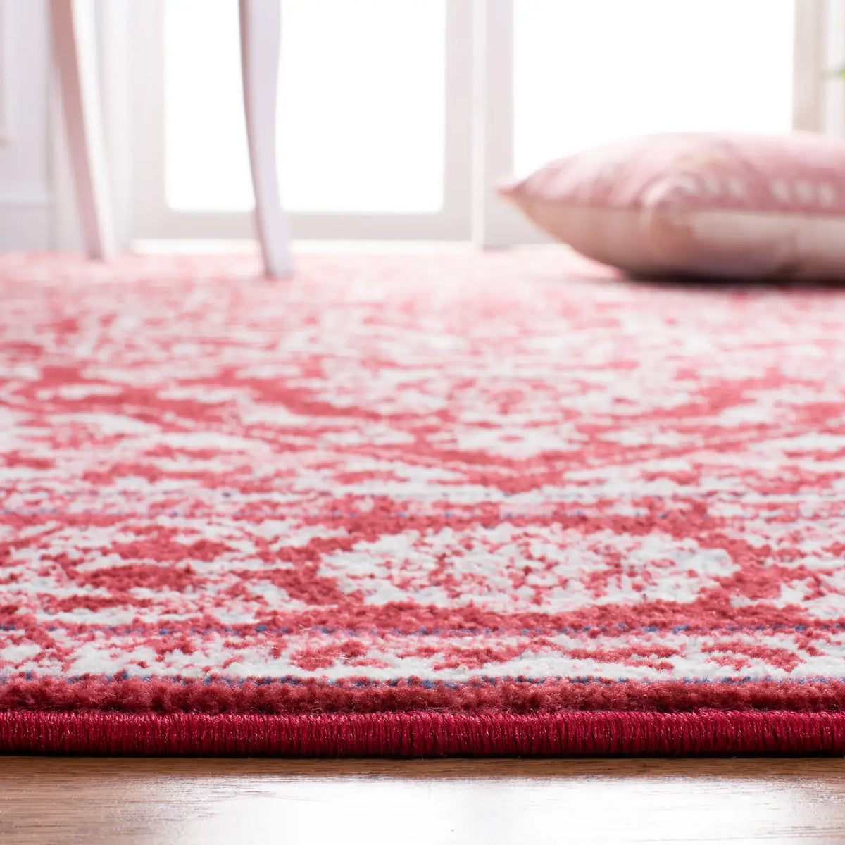Safavieh Brentwood 4'-0" x 6'-0" Rug in Red / Ivory