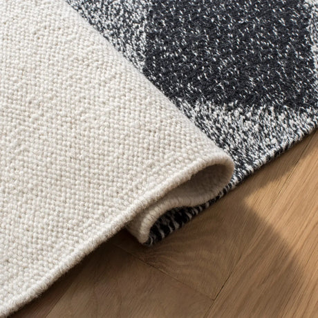 Safavieh Kilim 4'-0" x 6'-0" Rug in Black / Ivory