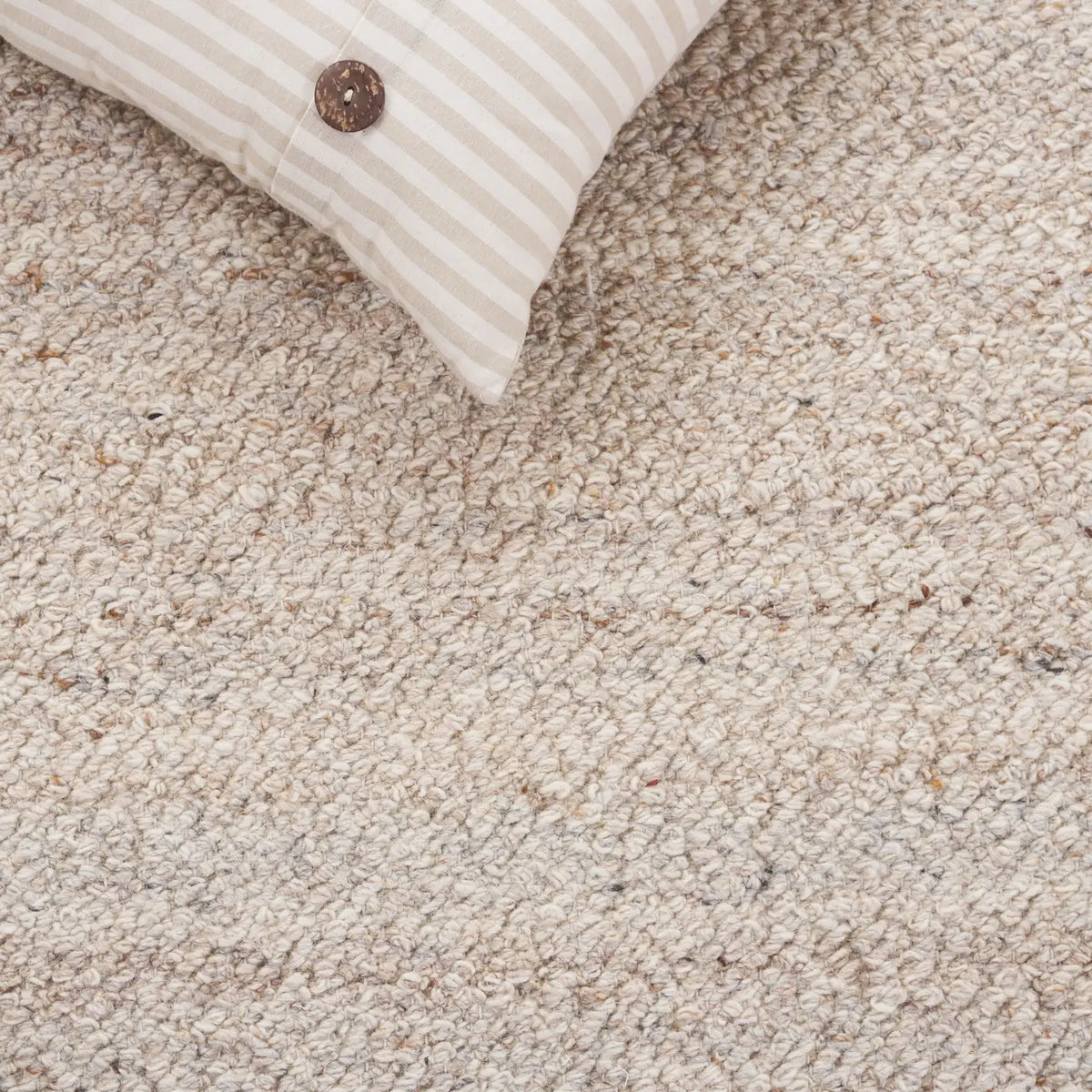 Safavieh Natura 4'-0" x 6'-0" Rug in Beige