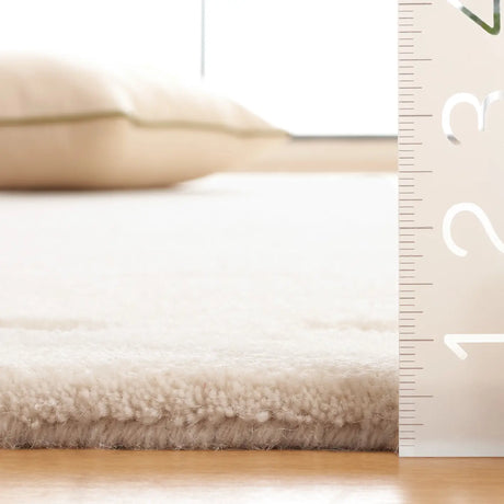 Safavieh Metro 4'-0" x 6'-0" Rug in Ivory