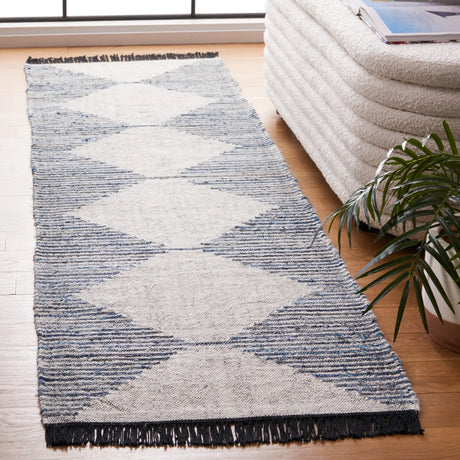 Safavieh Kilim 2'-3" x 9'-0" Rug in Blue / Ivory