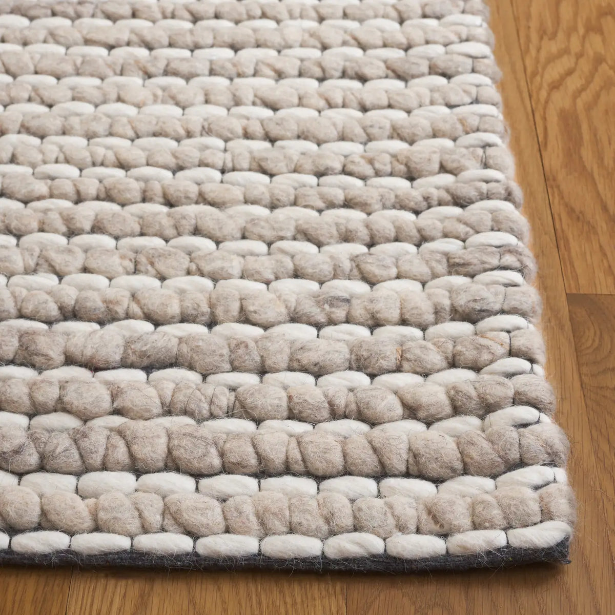 Safavieh Marbella 4'-0" x 6'-0" Rug in Silver / Ivory