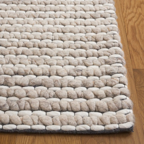 Safavieh Marbella 4'-0" x 6'-0" Rug in Silver / Ivory