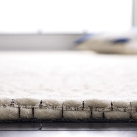 Safavieh Marbella 4'-0" x 6'-0" Rug in Ivory / Black