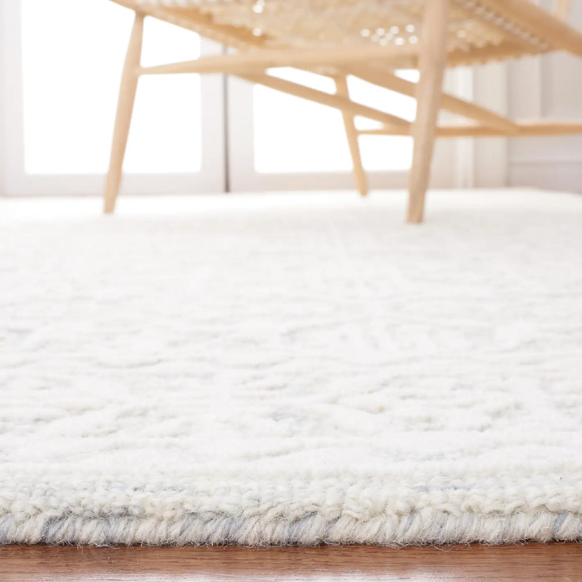 Safavieh Metro 4'-0" x 6'-0" Rug in Light Grey / Ivory